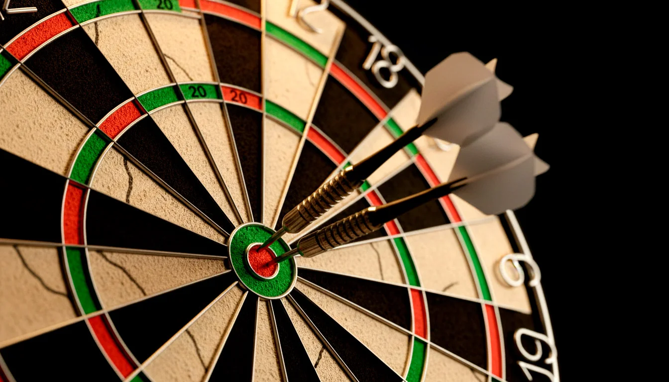 Dartscheibe mit Pfeilen in der Nahaufnahme unter Bühnenbeleuchtung