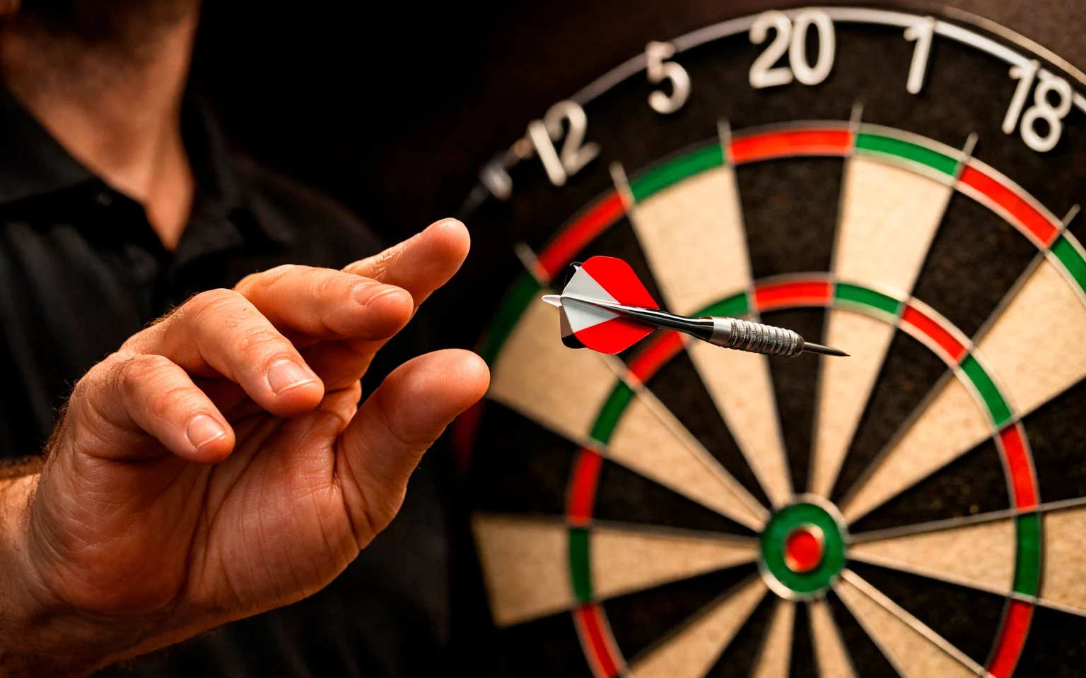 Darts-Spieler wirft Pfeil auf das Doppelfeld einer Dartscheibe